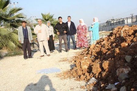 Caddenin Molozlarla Kapatılmasına Mahalleli Tepki Gösterdi