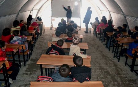 Çadır kentte buruk karne sevinci