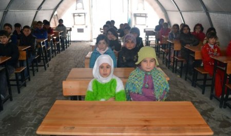 Çadır kentte buruk karne sevinci