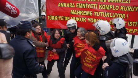 Çadır kurup polise direnen kadın eylemciler gözaltına alındı (2)