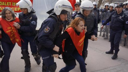 Çadır kurup polise direnen kadın eylemciler gözaltına alındı (2)