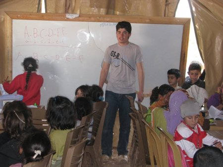 Çadır okulda ağabeylerinden ders alan Suriyeli çocukların eğitim çilesi(Özel)