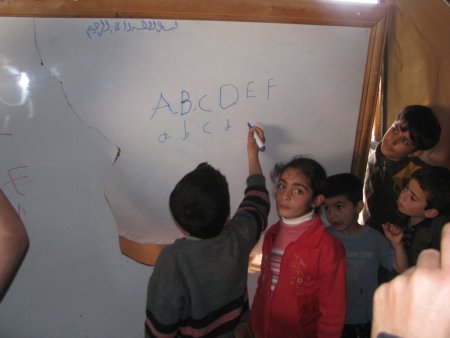 Çadır okulda ağabeylerinden ders alan Suriyeli çocukların eğitim çilesi(Özel)