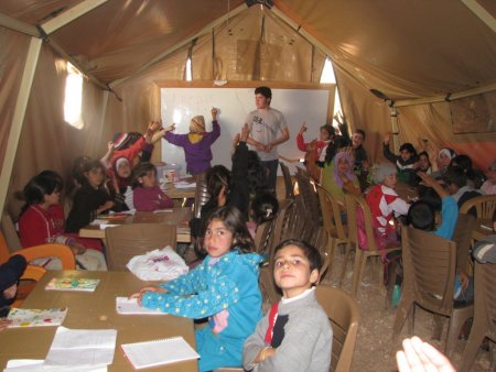 Çadır okulda ağabeylerinden ders alan Suriyeli çocukların eğitim çilesi(Özel)