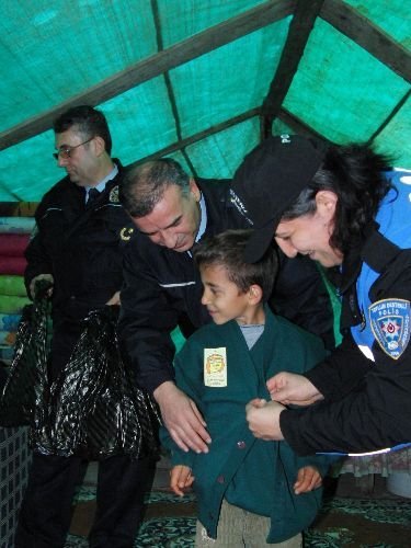 Çadırda Yaşam Mücadelesi Veren Aileye Emniyet Yardım Elini Uzattı