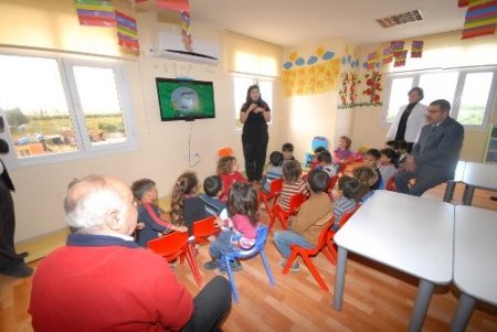 Çadırda yaşayan tarım işçilerinin çocukları eğitiliyor