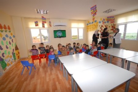 Çadırda yaşayan tarım işçilerinin çocukları eğitiliyor