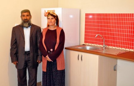 Çadırdan kurtulan Romanlar, sevincini göbek atarak gösterdi