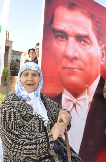 Çadırdan kurtulan Romanlar, sevincini göbek atarak gösterdi