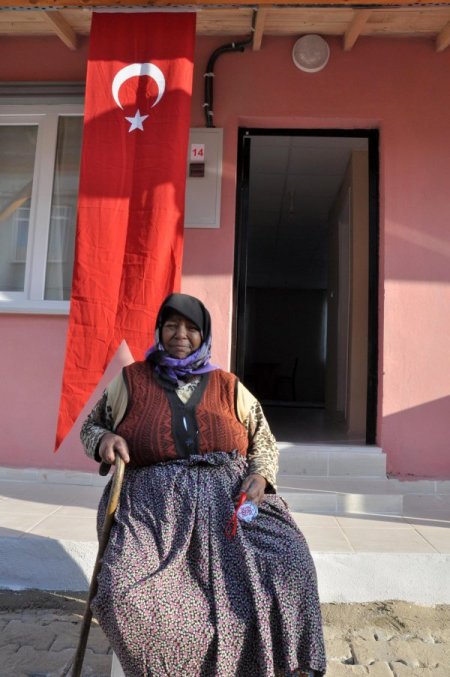 Çadırdan kurtulan Romanlar, sevincini göbek atarak gösterdi