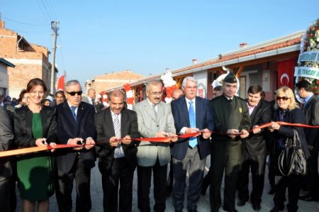Çadırdan kurtulan Romanlar, sevincini göbek atarak gösterdi