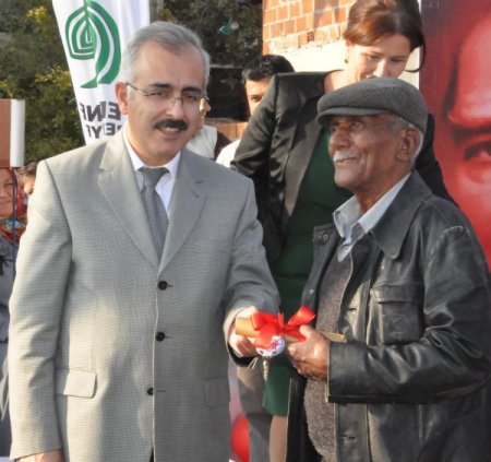 Çadırdan kurtulan Romanlar, sevincini göbek atarak gösterdi