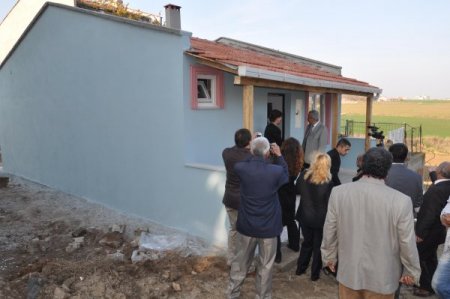 Çadırdan kurtulan Romanlar, sevincini göbek atarak gösterdi