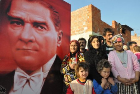 Çadırdan kurtulan Romanlar, sevincini göbek atarak gösterdi