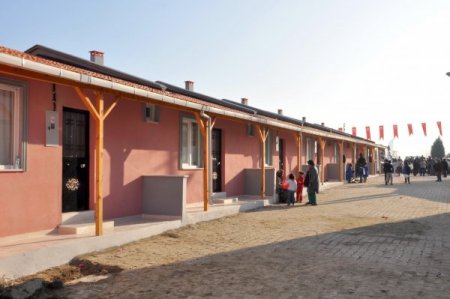 Çadırdan kurtulan Romanlar, sevincini göbek atarak gösterdi