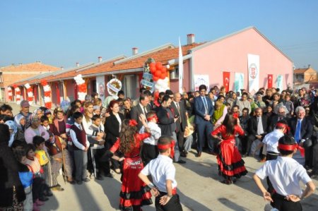 Çadırdan kurtulan Romanlar, sevincini göbek atarak gösterdi