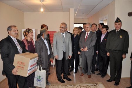 Çadırdan kurtulan Romanlar, sevincini göbek atarak gösterdi