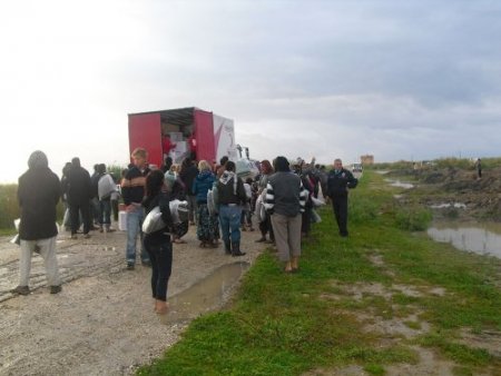 Çadırları su altında kalan mevsimlik işçilere Kızılay desteği