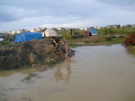 Çadırları su altında kalan mevsimlik işçilere Kızılay desteği