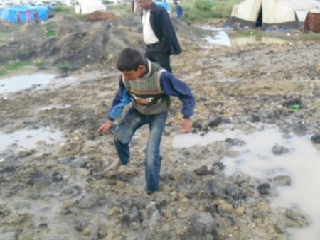 Çadırları su altında kalan mevsimlik işçilere Kızılay desteği