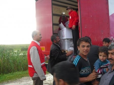 Çadırları su altında kalan mevsimlik işçilere Kızılay desteği