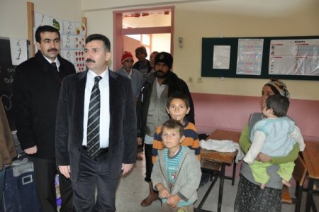 Çadırları su altında kalan tarım işçileri okullara yerleştirildi