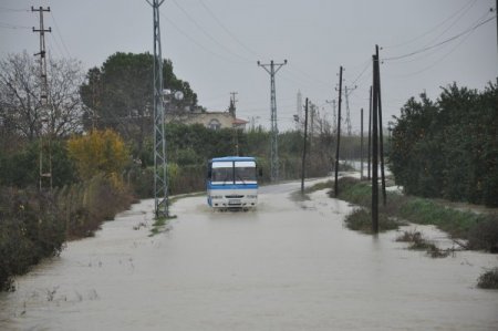 Çadırları su altında kalan tarım işçileri okullara yerleştirildi