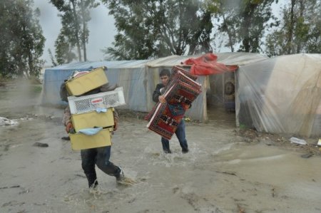 Çadırları su altında kalan tarım işçileri okullara yerleştirildi