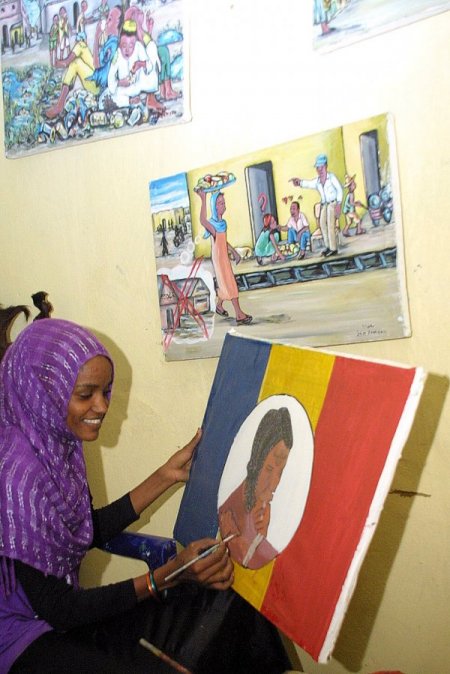 Çadlı kadın ressamı: Saklı duygularımı resme yansıtıyorum (Özel)