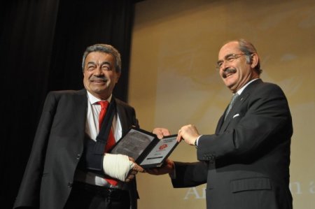 Çağdaş Gazeteciler, Kamer Genç'i Yılın Siyasetçisi Seçti