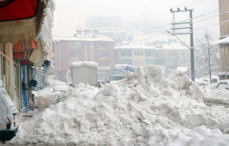 Çağlayancerit kar altında kaldı