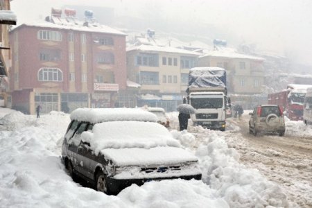 Çağlayancerit kar altında kaldı