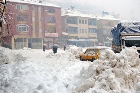 Çağlayancerit kar altında kaldı
