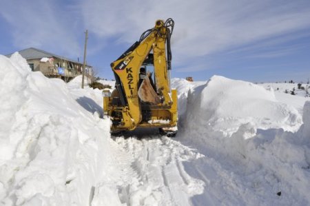 Çağlayancerit'te Yol Açma Çalışmaları
