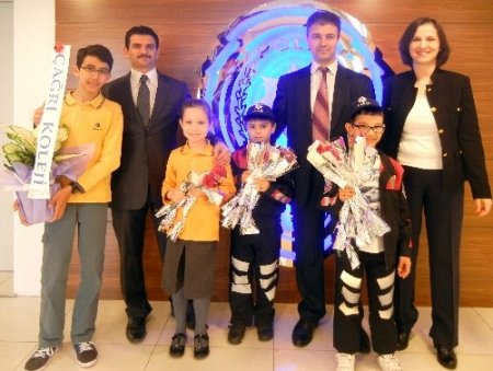 Çağrı Koleji öğrencileri Giresun İl Emniyet Müdürlüğü'nde karanfil dağıttı