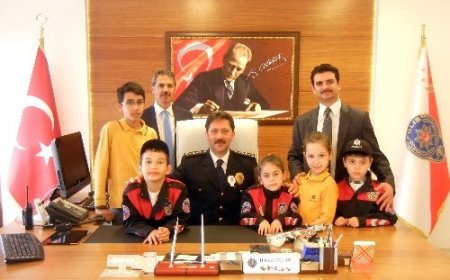 Çağrı Koleji öğrencileri Giresun İl Emniyet Müdürlüğü'nde karanfil dağıttı