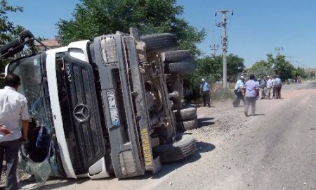 Çakıl yüklü kamyon hızını alamayarak şarampole devrildi