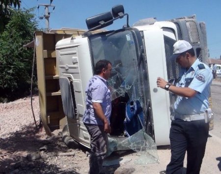 Çakıl yüklü kamyon hızını alamayarak şarampole devrildi