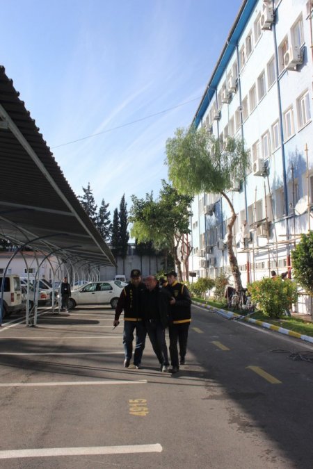 Çaldığı kasanın önünde fotoğraf çekti