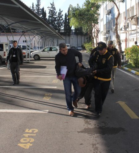 Çaldığı kasanın önünde fotoğraf çekti