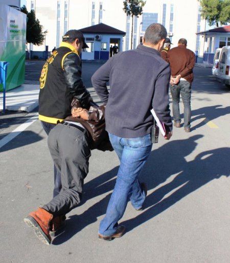 Çaldığı kasanın önünde fotoğraf çekti