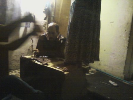 Çaldığı kasanın önünde fotoğraf çekti