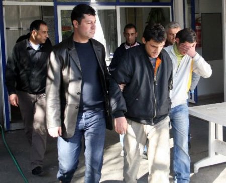 Çaldıkları Çekleri Polise Bozdurmak İsteyince Yakayı Ele Verdiler