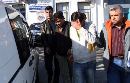 Çaldıkları Çekleri Polise Bozdurmak İsteyince Yakayı Ele Verdiler