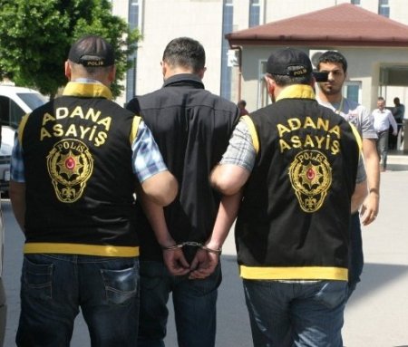 Çaldıkları cep telefonlarını satamadan yakalandılar