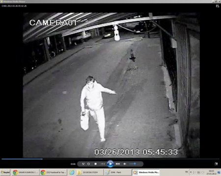 Çaldıkları eşyaları taşırken görüntülendiler