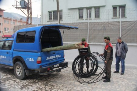 Çaldıkları kabloları yakarken yakalandılar