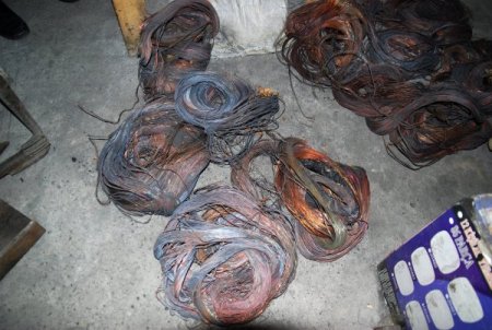 Çaldıkları kabloları yakarken yakalandılar