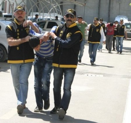 Çaldıkları kasayı açamadan yakalandılar