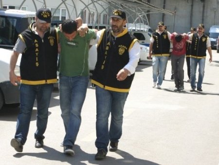 Çaldıkları kasayı açamadan yakalandılar